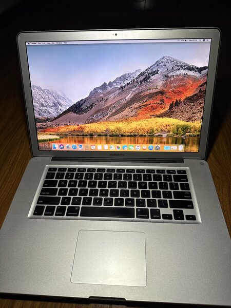 Laptop MacBook 15,4” - Intel Core i7, 8 GB RAM, 240 SSD.