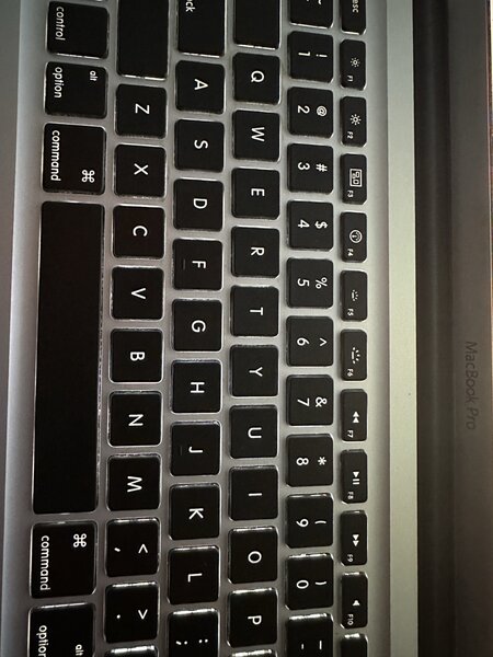 Laptop MacBook 15,4” - Intel Core i7, 8 GB RAM, 240 SSD.