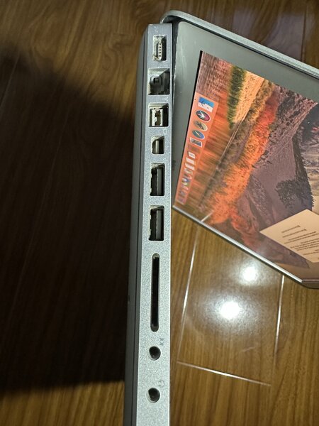 Laptop MacBook 15,4” - Intel Core i7, 8 GB RAM, 240 SSD.