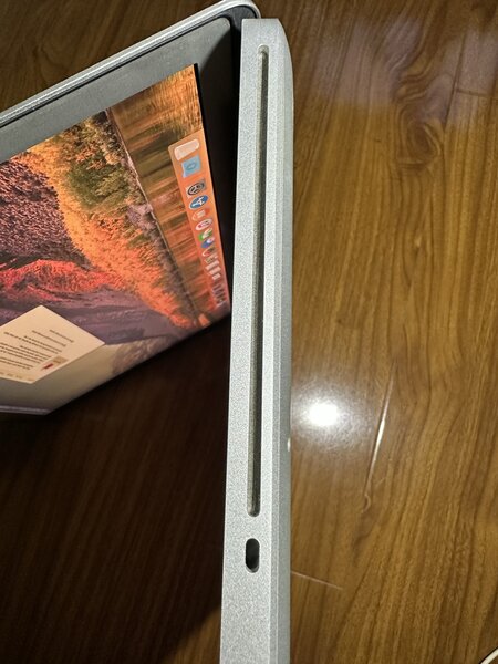 Laptop MacBook 15,4” - Intel Core i7, 8 GB RAM, 240 SSD.